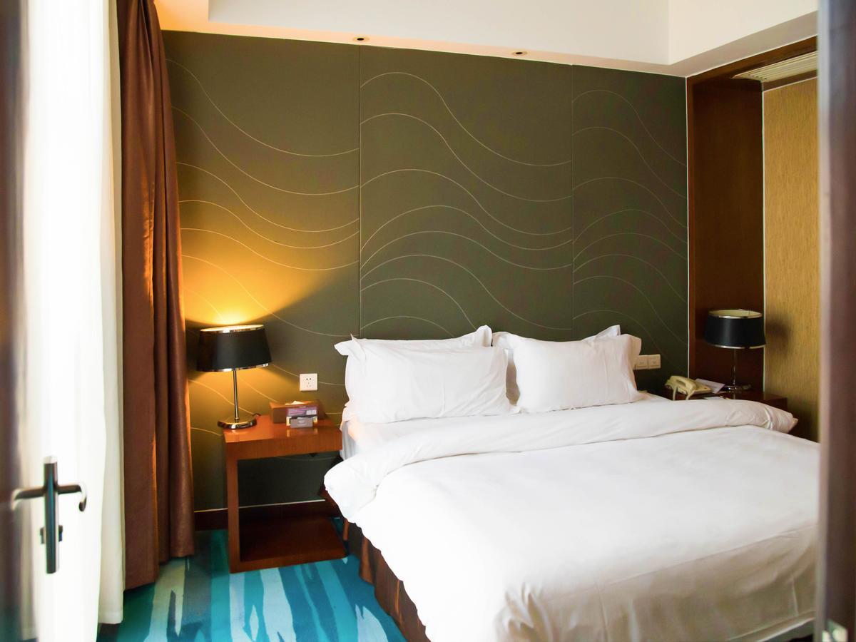 Metropolo, Zhenjiang, Railway Station Wanda Plaza Hotel Zhenjiang  Exterior foto